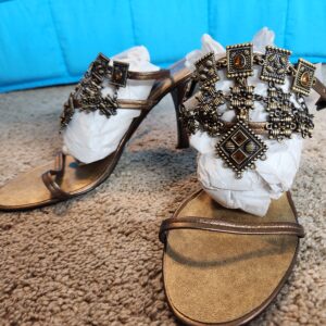 NINE WEST FAYLEEN BRONZE METAL EMBELLISHED STRAPPY SANDAL SZ 8.5