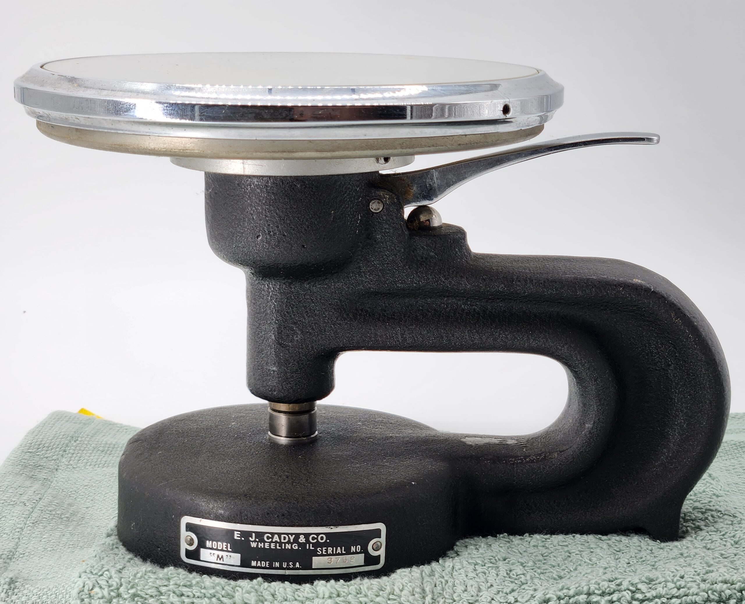 E.J. Cady & Company M Model Cast Iron Bench Micrometer - Image 2