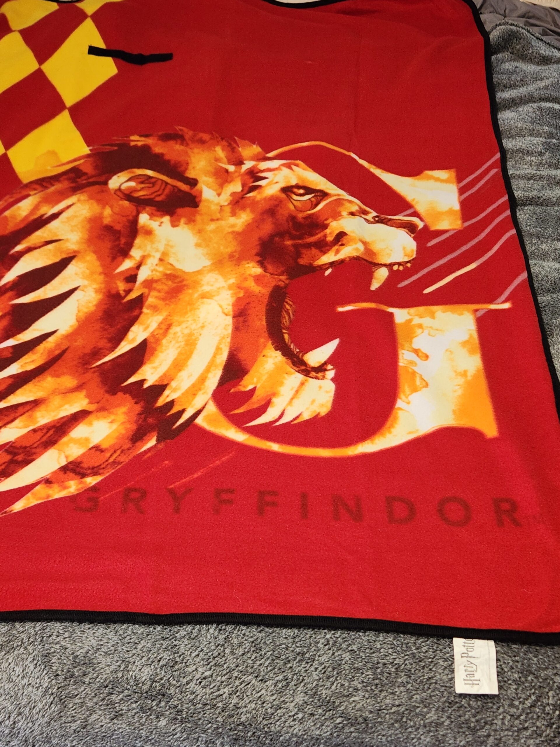 Harry Potter Gryffindor Throw - 2013 Loot Crate Exclusive Wizarding World Picnic Blanet - Image 6