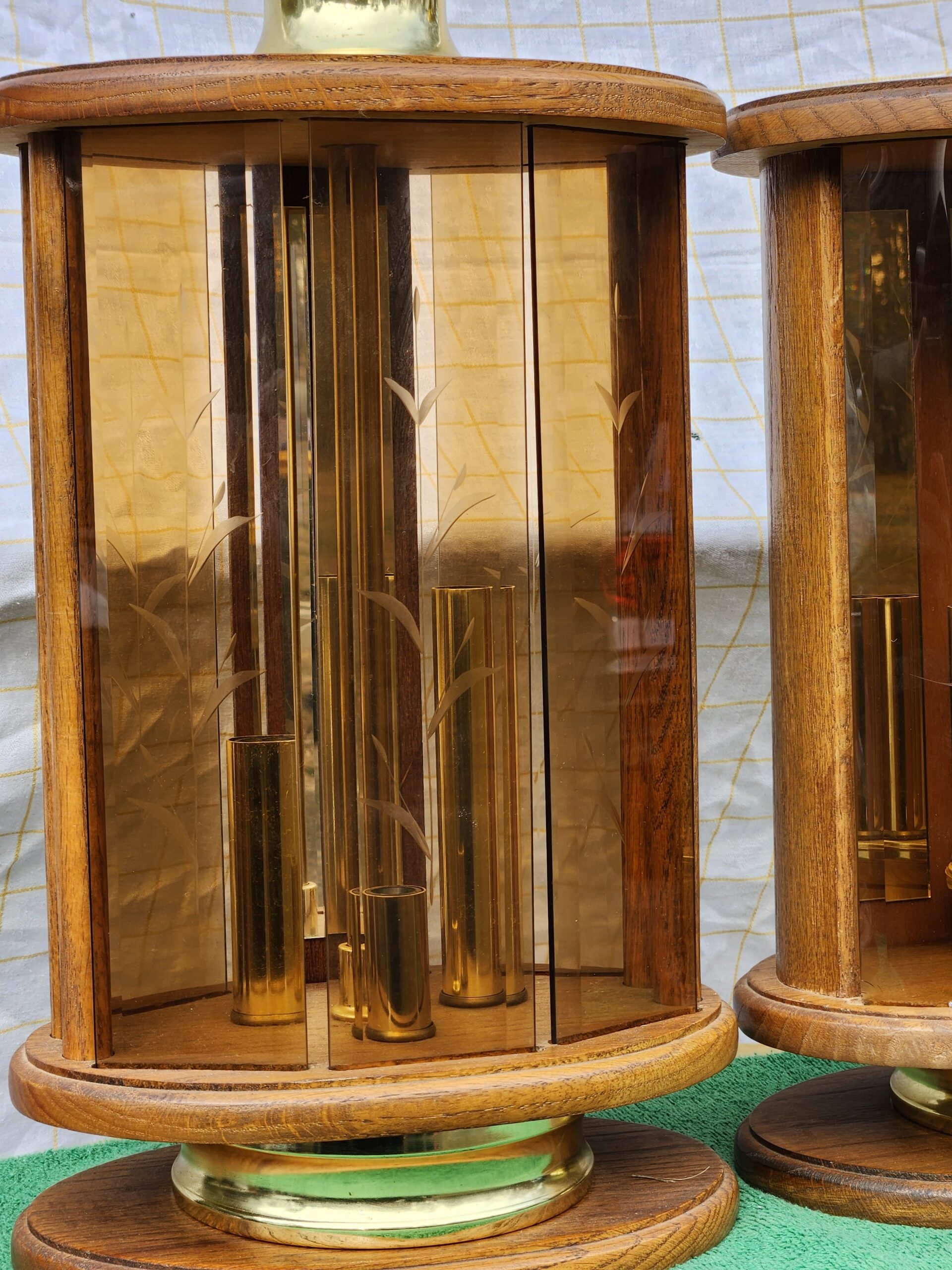 1980's Don Ward Oak/Brass/Etched Amber Glass 3-Way, 4-Light Table Lamps Set - Image 5