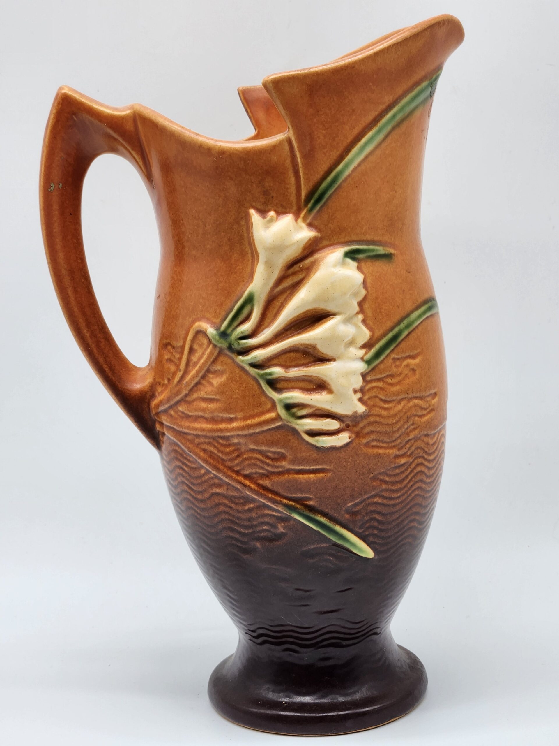 1945 Roseville Pottery Ewer From the Freesia Line - Model 20-10 - Image 2