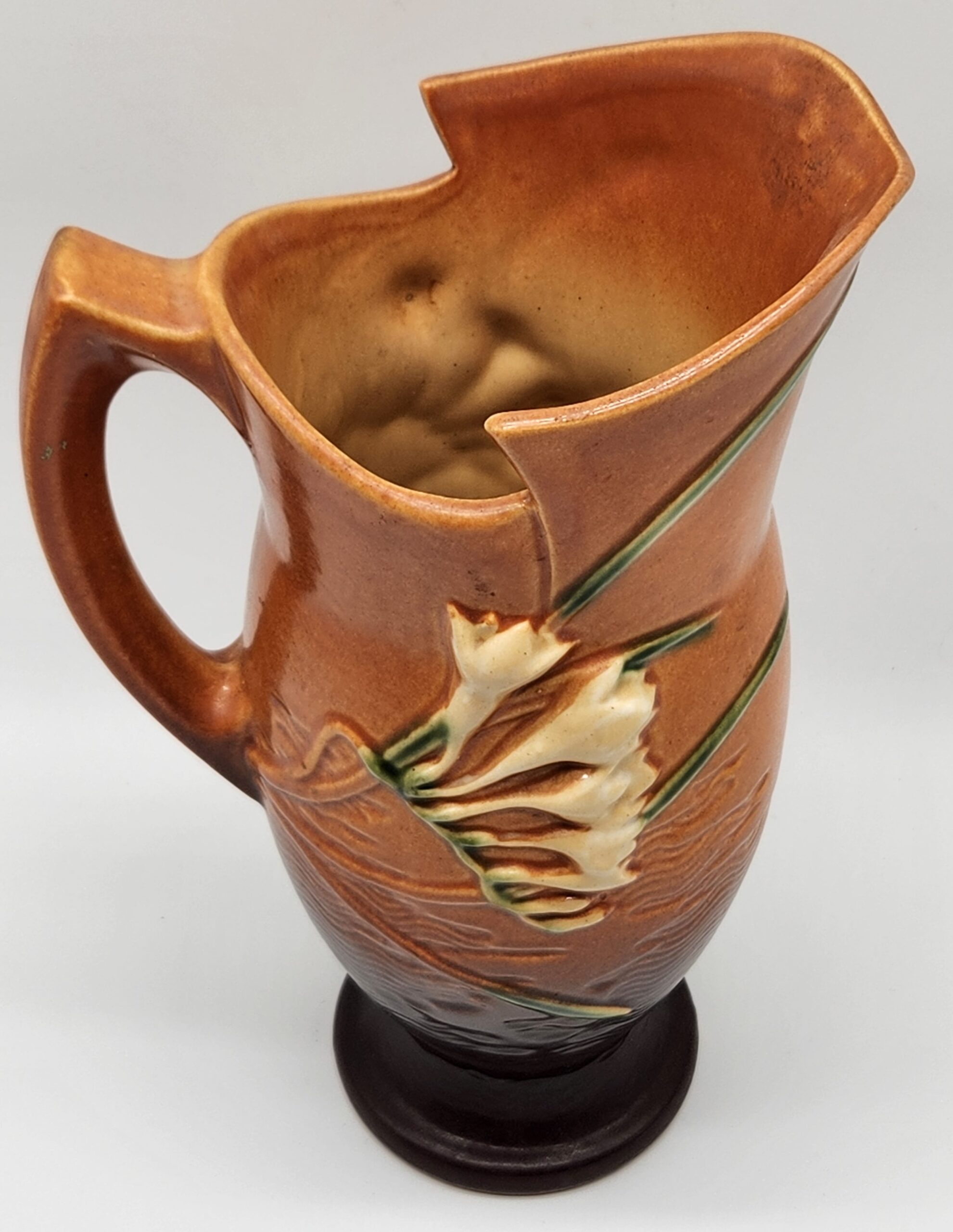 1945 Roseville Pottery Ewer From the Freesia Line - Model 20-10 - Image 3