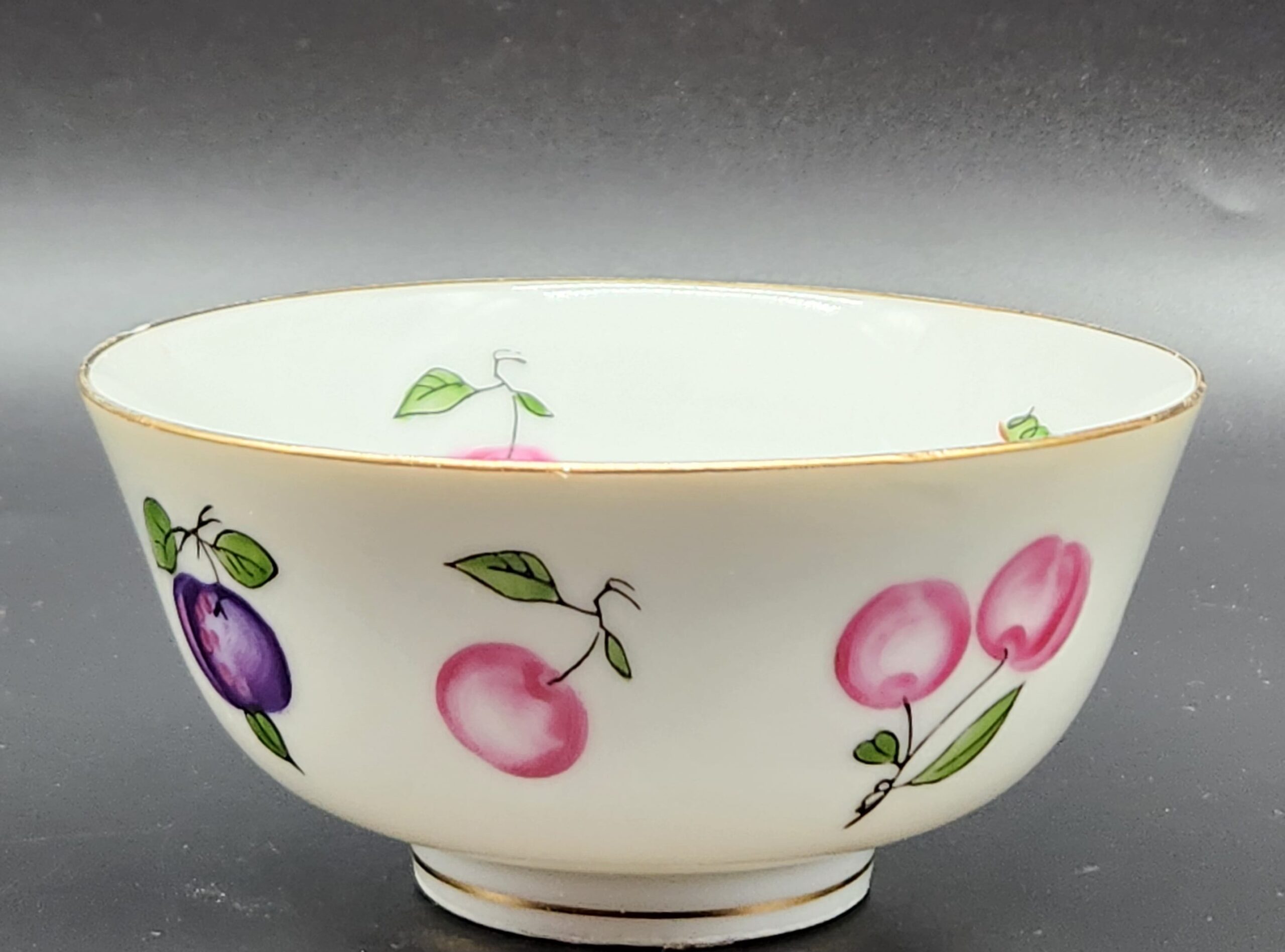 1950s Japanese Handpainted Porcelain Rice, Soup, or Fruit/Berry Dessert Bowl - Image 2